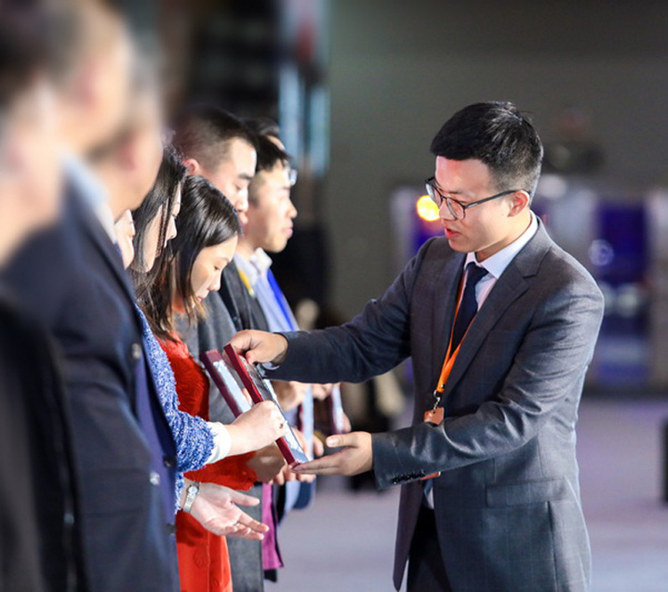 喜訊丨伊派設(shè)計(jì)榮獲2019年度中國房地產(chǎn)供應(yīng)商【軟裝飾品】十強(qiáng)?！